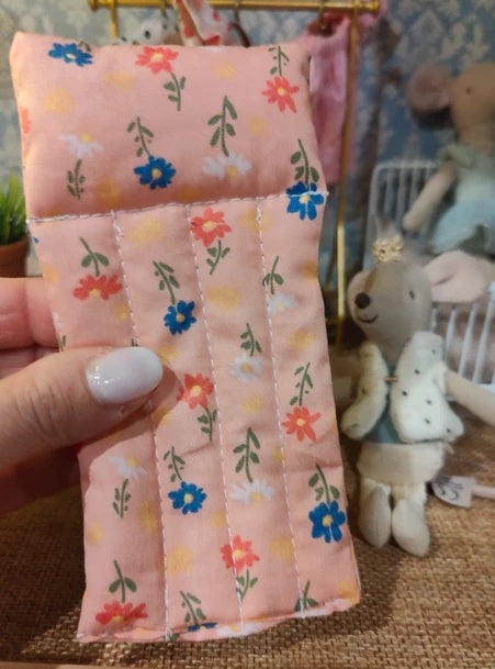 Petit matelas brodé Fait Main (à fleurs)