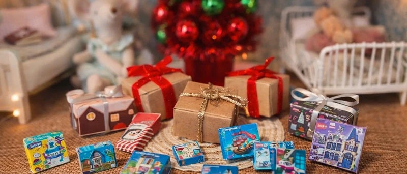 Cadeaux fermés et ouverts, boîtes lego et playmobil