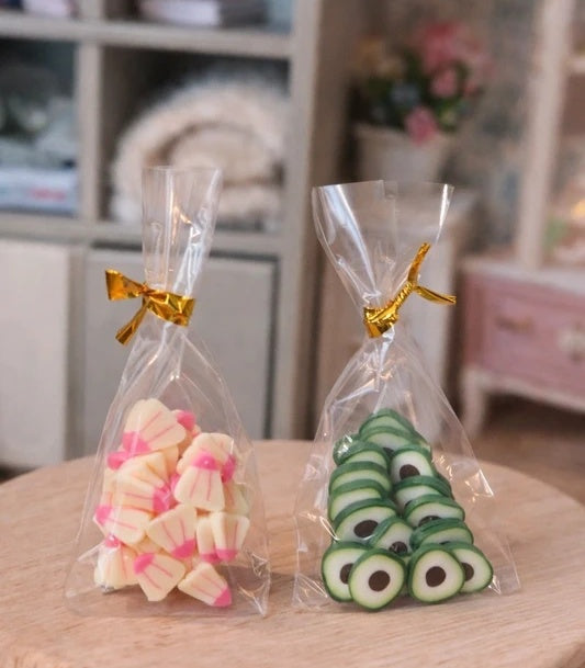 Deux sachets de fruits confits tranchés