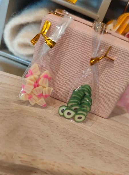 Deux sachets de fruits confits tranchés