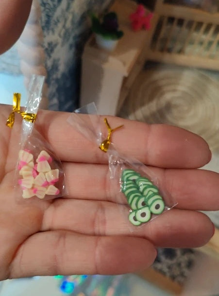 Deux sachets de fruits confits tranchés