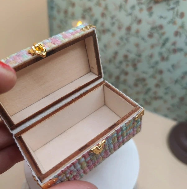 Petite valise multicolore en bois