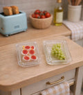 Deux barquettes de fruits coupés