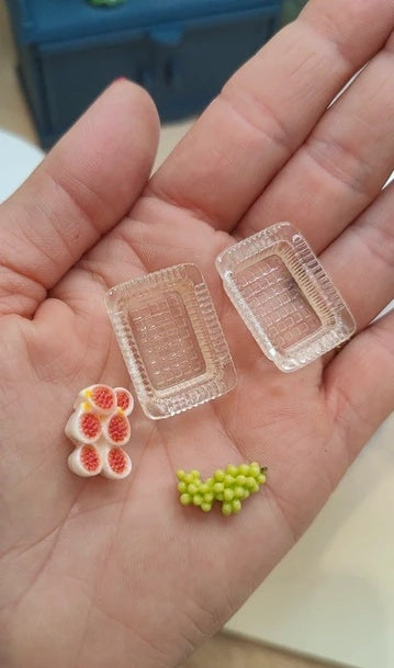 Deux barquettes de fruits coupés