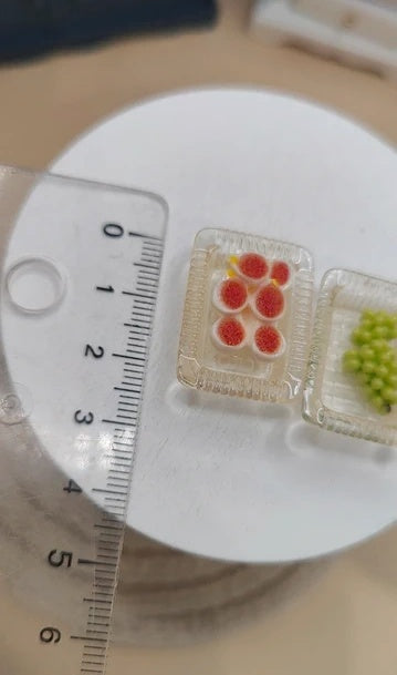 Deux barquettes de fruits coupés