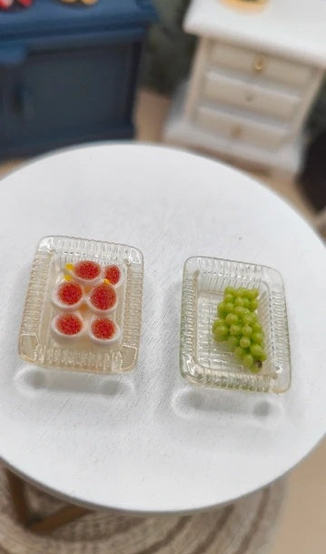 Deux barquettes de fruits coupés