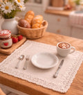 Set assiette couverts et tasse de café