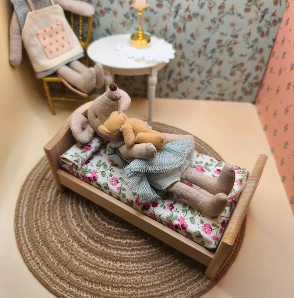 Lit fleuri une place en bois