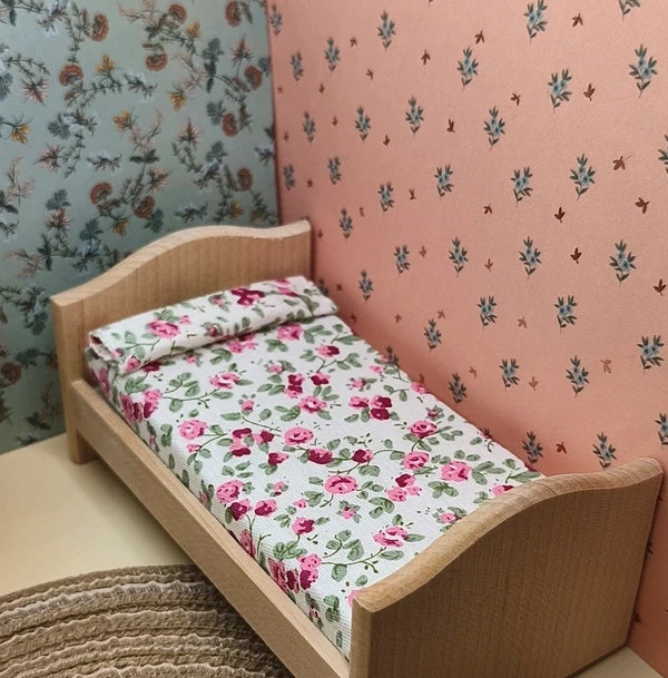 Lit fleuri une place en bois