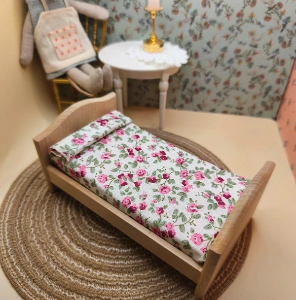 Lit fleuri une place en bois