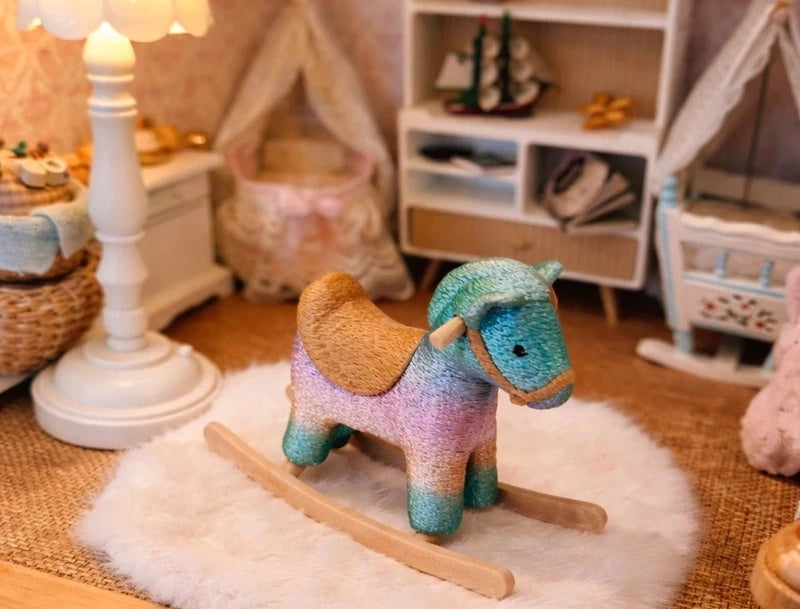 Cheval à bascule multicolore