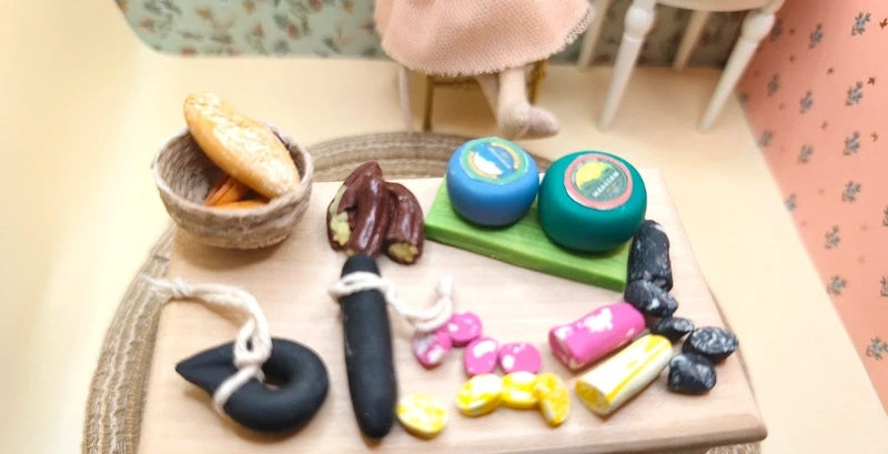 Ensemble de pain charcuterie et fromage