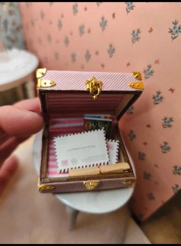 Petite valise rose de courriers
