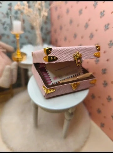 Petite valise rose de courriers