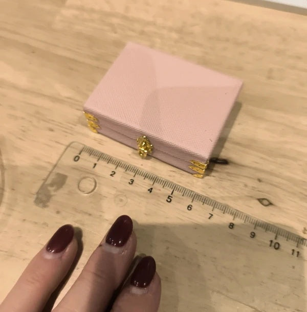 Petite valise rose de courriers
