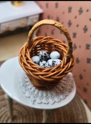 Panier garni d'oeufs noir et blanc