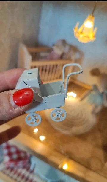 Petite poussette métallique blanche