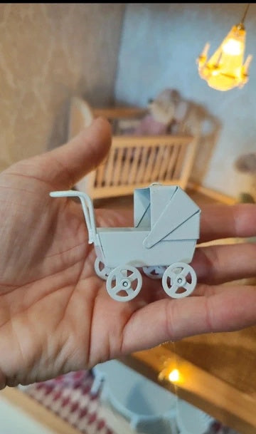 Petite poussette métallique blanche