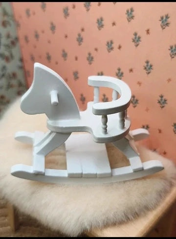 Petit cheval à bascule en bois blanc