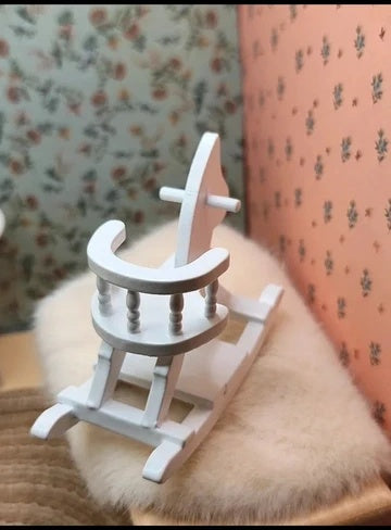 Petit cheval à bascule en bois blanc