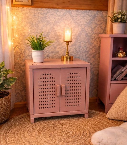 Petit meuble en bois rose poudrée