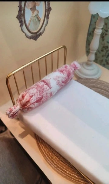 Lit métal doré avec literie rose