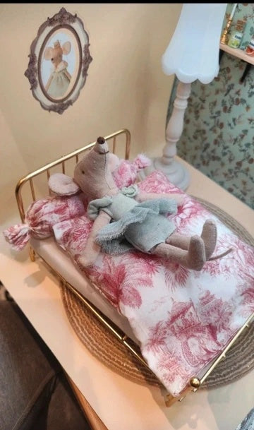 Lit métal doré avec literie rose