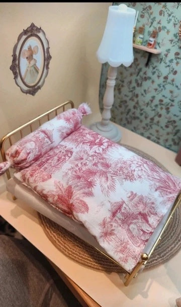 Lit métal doré avec literie rose
