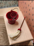 Seau et balais rouge