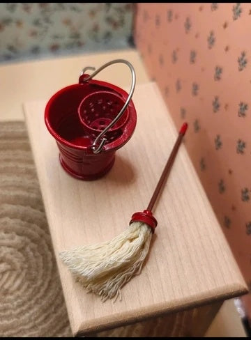 Seau et balais rouge