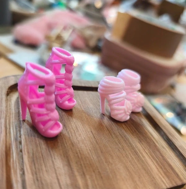 Deux paires de chaussures pour Barbie