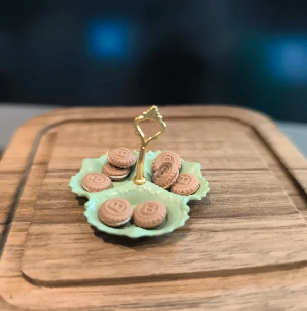 Présentoir métal vert amande et ses gâteaux