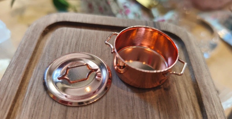 Casserole chromée en métal