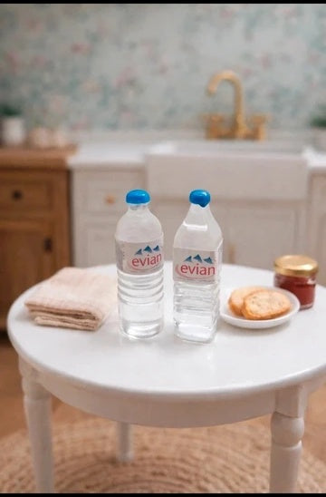 Deux bouteilles d'Évian
