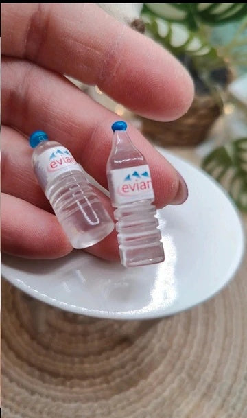 Deux bouteilles d'Évian