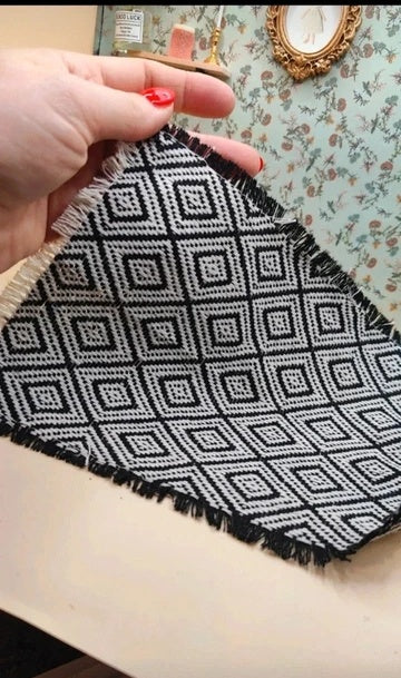 Petit tapis noir et blanc