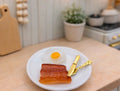 Assiette et couverts + oeuf et bacon