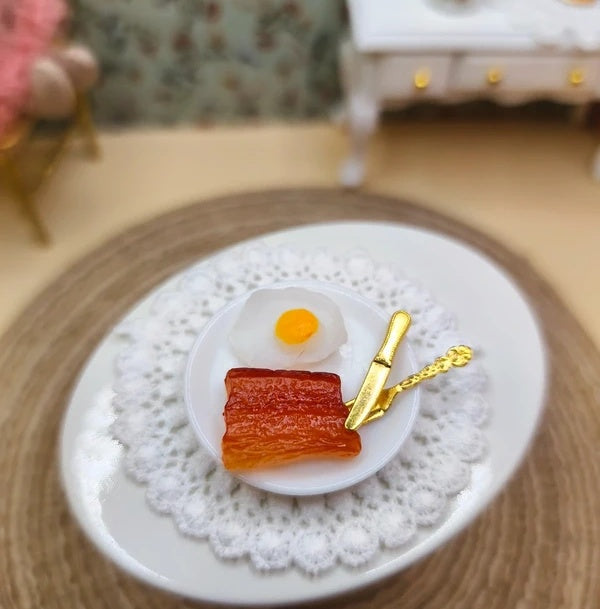 Assiette et couverts + oeuf et bacon