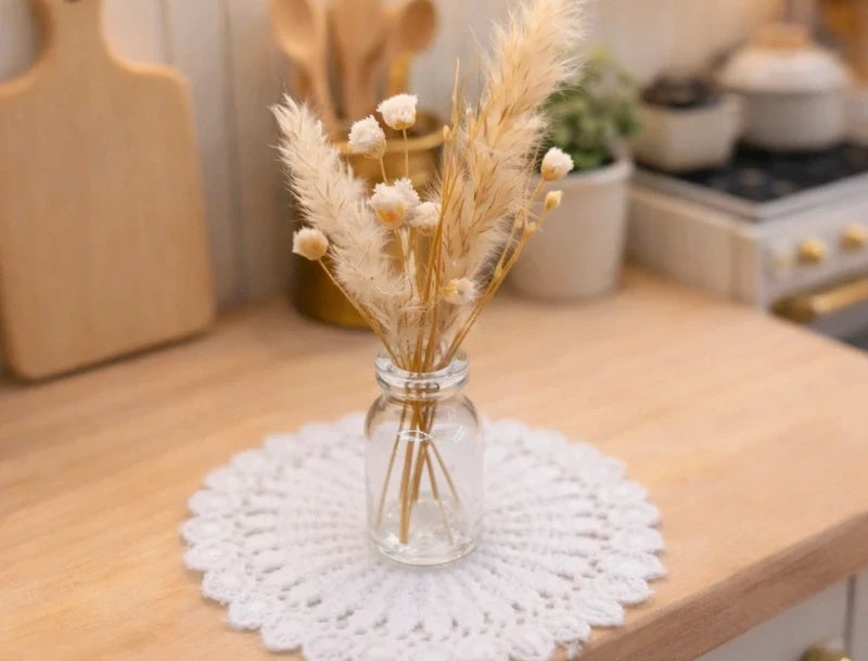 Vase et fleurs séchées et pampa