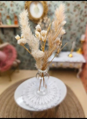 Vase et fleurs séchées et pampa