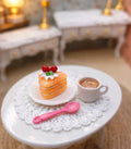 Gâteau assiette cuillère et café