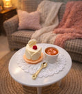 Gâteau assiette cuillère et café