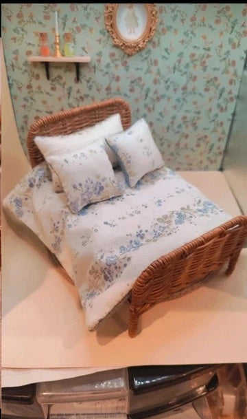 Lit en osier 16x11cm et literie bleue