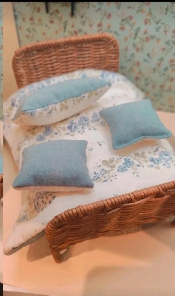 Lit en osier 16x11cm et literie bleue