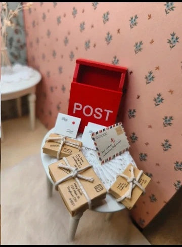 Boite aux lettres en bois avec ses colis et courrier