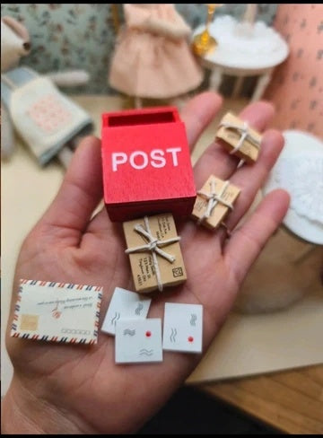 Boite aux lettres en bois avec ses colis et courrier