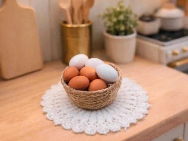 Panier tressé et oeufs