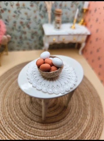 Panier tressé et oeufs