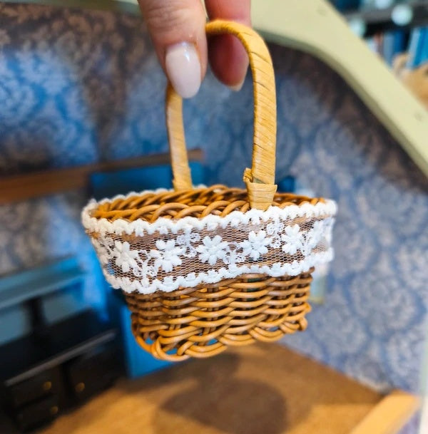 Petit panier de dentelle fleurie