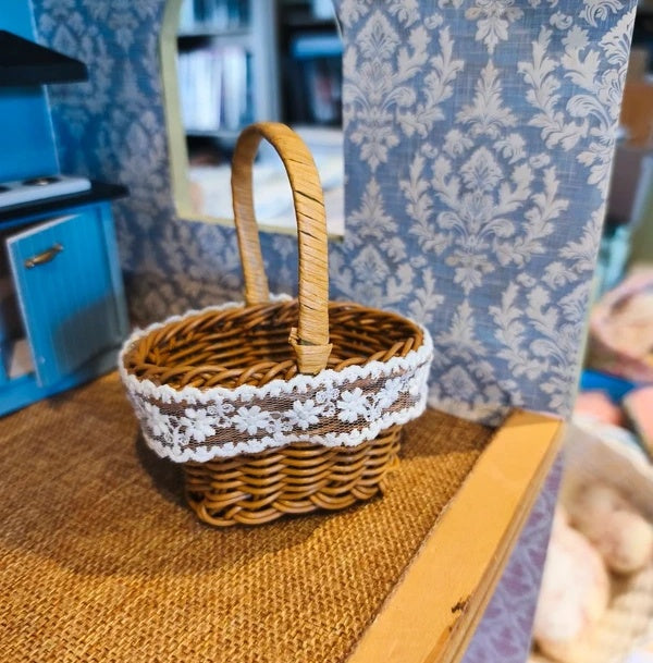 Petit panier de dentelle fleurie